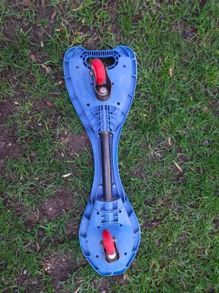 Monopatín de dos ruedas azul