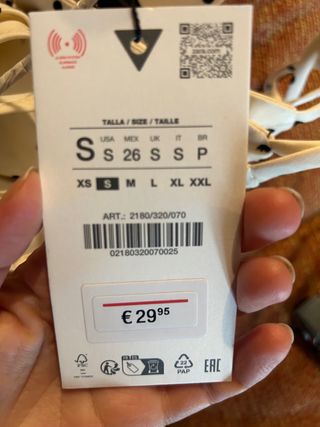 Vestido corto blanco lunares negros.