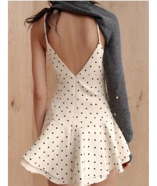 Vestido corto blanco lunares negros.