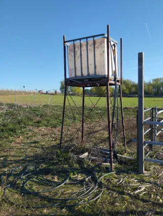 Deposito de agua de 1000l y estructura elevada