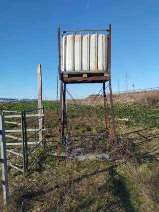 Deposito de agua de 1000l y estructura elevada