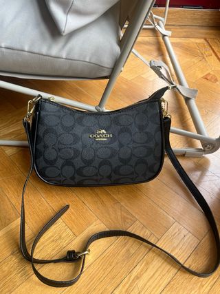 Bolso Coach Negro con Logo Dorado