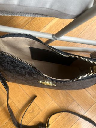 Bolso Coach Negro con Logo Dorado