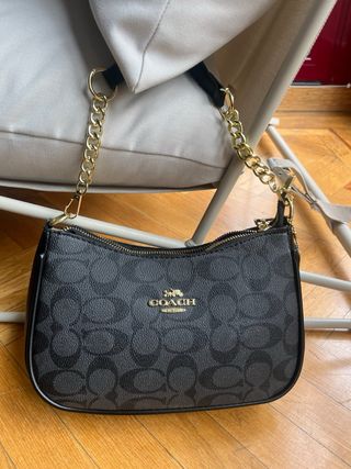 Bolso Coach Negro con Logo Dorado