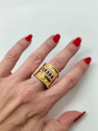 Anillo ancho con textura Oro 18k frontal circonita
