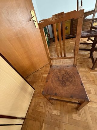 Sillas de madera tallada (3 unidades)