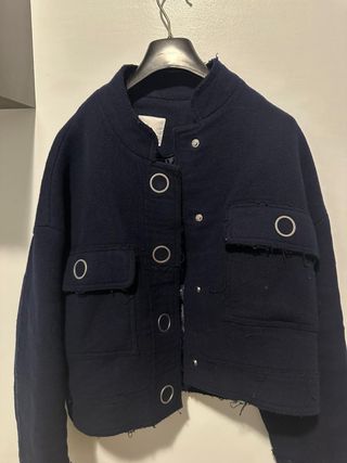 Chaqueta azul con detalles metálicos