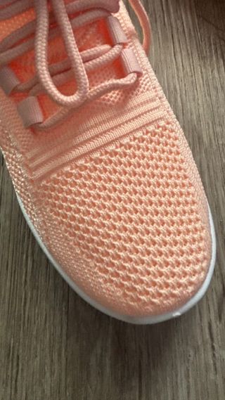 Deportivas naranjas y rosas