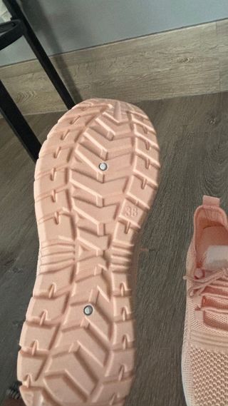 Deportivas naranjas y rosas