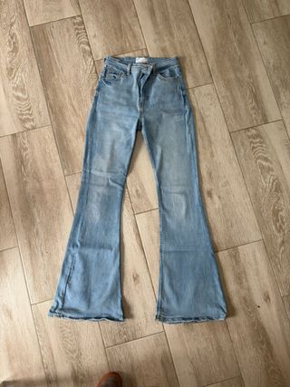 Pantalones vaqueros Bershka acampanados