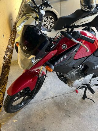 Yamaha YBR 125 Naked Roja y Negra