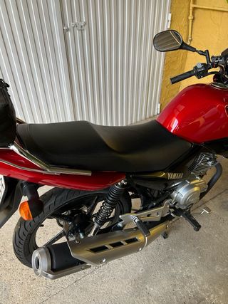 Yamaha YBR 125 Naked Roja y Negra