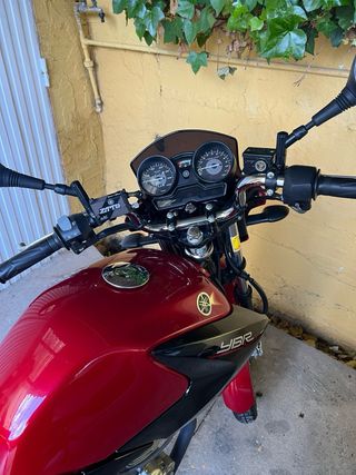 Yamaha YBR 125 Naked Roja y Negra