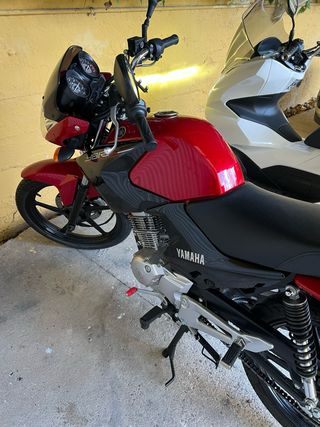Yamaha YBR 125 Naked Roja y Negra