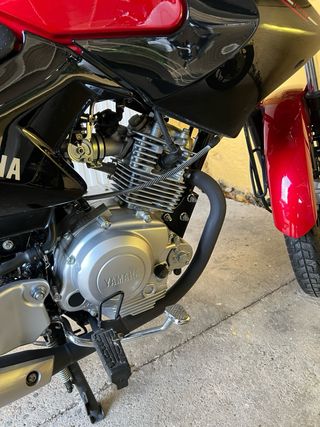 Yamaha YBR 125 Naked Roja y Negra