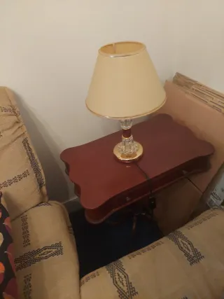 Mesita auxiliar y lámpara de mesa