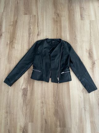 Chaqueta biker cuero negra corta desgastada ZARA