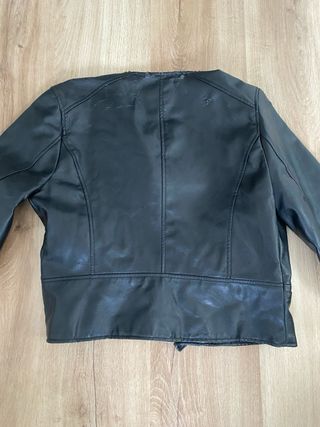 Chaqueta biker cuero negra corta desgastada ZARA