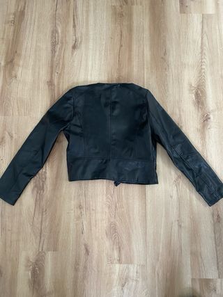 Chaqueta biker cuero negra corta desgastada ZARA