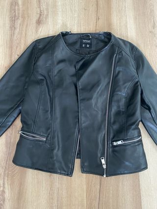 Chaqueta biker cuero negra corta desgastada ZARA