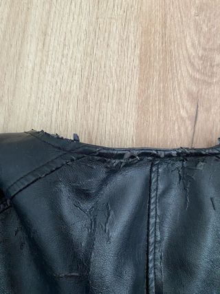 Chaqueta biker cuero negra corta desgastada ZARA