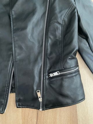 Chaqueta biker cuero negra corta desgastada ZARA