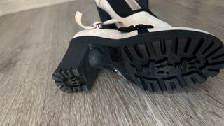 Zapatos de tacón beige y negro