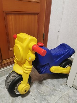 Moto correpasillos infantil azul y amarilla