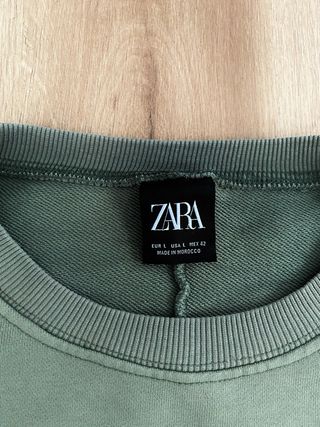 Sudadera Zara verde con bolsillo