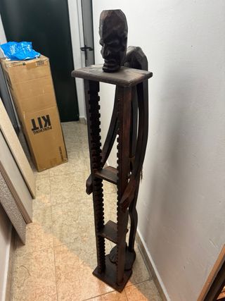 Figura madera para guardar CDs