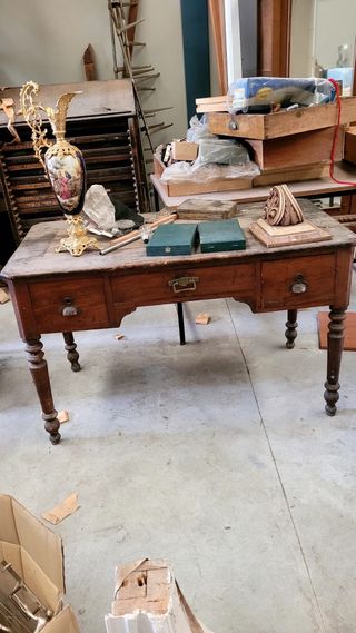 Mesa antigua de madera y metal