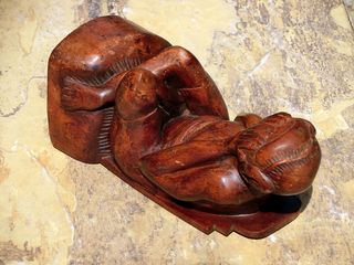 Coppia grottesca e strana di sculture in legno singolari
