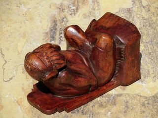 Coppia grottesca e strana di sculture in legno singolari