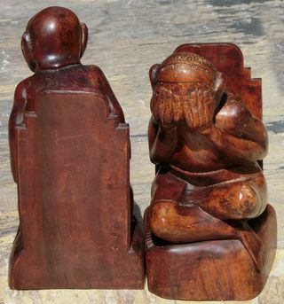 Coppia grottesca e strana di sculture in legno singolari