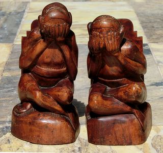Coppia grottesca e strana di sculture in legno singolari