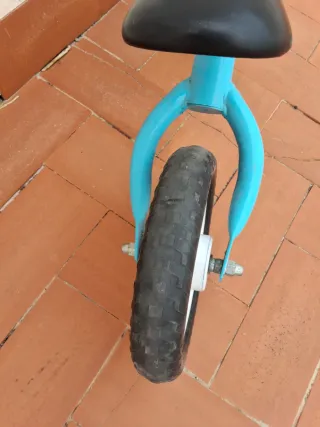 Bicicleta de equilibrio azul para niños