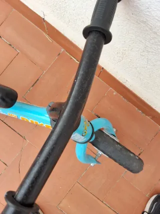 Bicicleta de equilibrio azul para niños