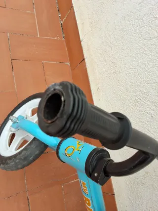 Bicicleta de equilibrio azul para niños
