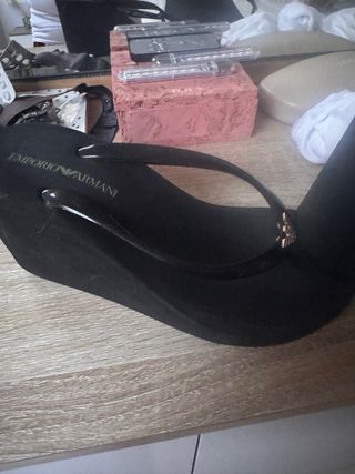 Chanclas Emporio Armani negras y doradas