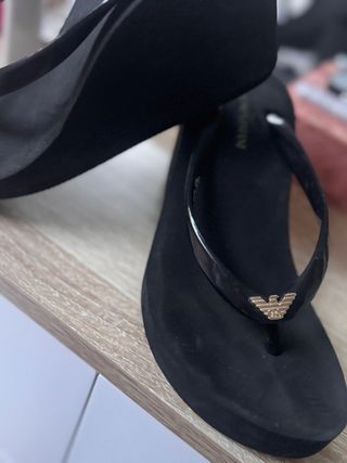 Chanclas Emporio Armani negras y doradas