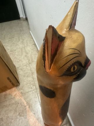 Escultura Gato Madera Beige y Rojo
