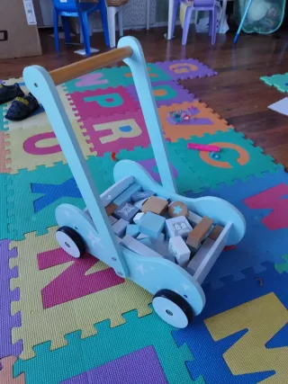 Carrito de madera con bloques de construcción