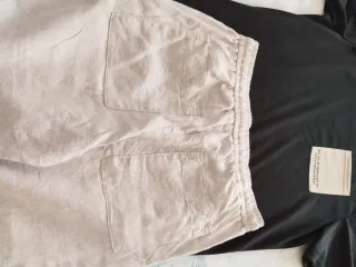 Conjunto hombre camiseta negra y pantalón beige