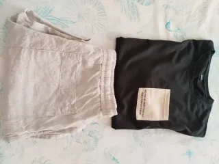 Conjunto hombre camiseta negra y pantalón beige