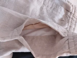 Conjunto hombre camiseta negra y pantalón beige