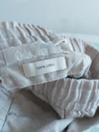 Conjunto hombre camiseta negra y pantalón beige