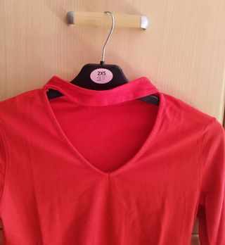 Camiseta roja cuello choker