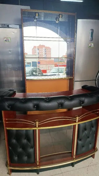 Barra de bar con espejo y luces