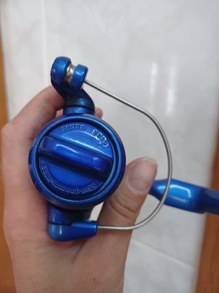 Carrete de pesca azul