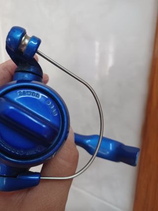 Carrete de pesca azul